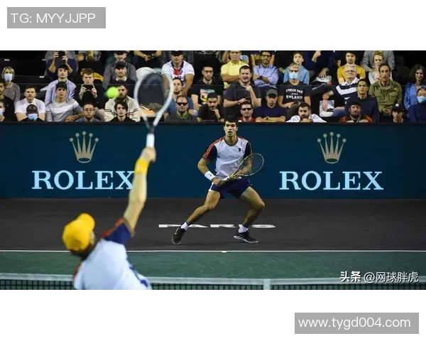 网球赛场风云再起 激烈对决尽显冠军风范 观众见证精彩时刻