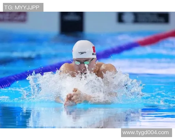 蛙泳运动员突破极限挑战自我展现速度与耐力的完美结合