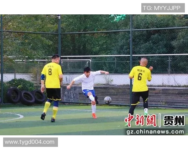 从球场前锋到守门员的华丽转身揭秘足球明星的职业生涯新篇章